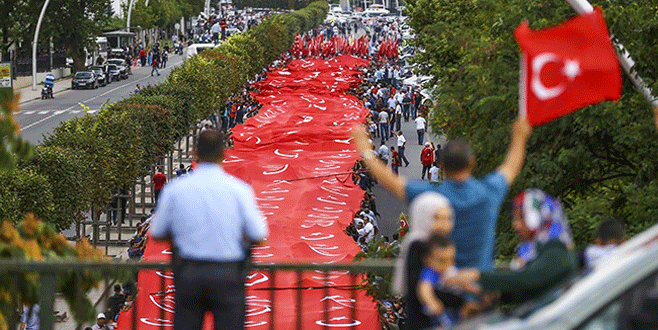 Vatandaşlar dev Türk bayrağıyla AK Parti Genel Merkezi’ne yürüdü