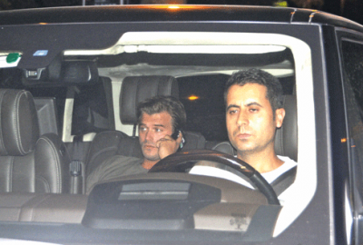 Kıvanç çok meşgul!