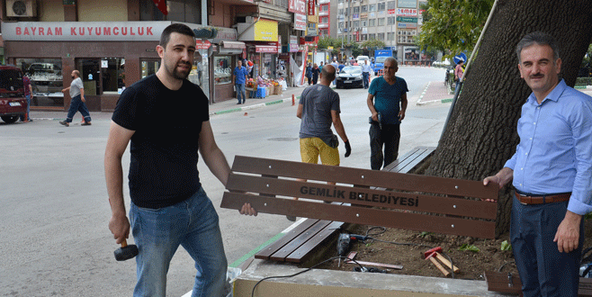 Gemlik’te kent mobilyaları yenileniyor