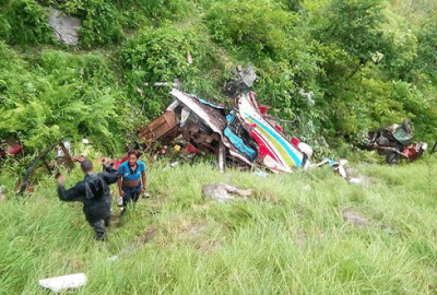 Yolcu otobüs devrildi: 33 ölü