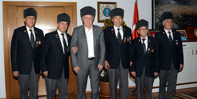 Gaziler ve astsubaylardan Timsah’a ziyaret