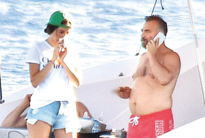 Yeni sevgilisiyle yakalandı