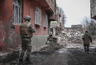 Mardin’de teröristler yol kapattı