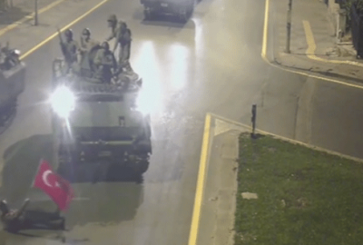 Elindeki Türk bayrağı ile darbecilere tek başına direndi