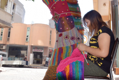 Çınar ağacına kazak ördüler