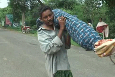 Ölen karısını sırtında taşıdı