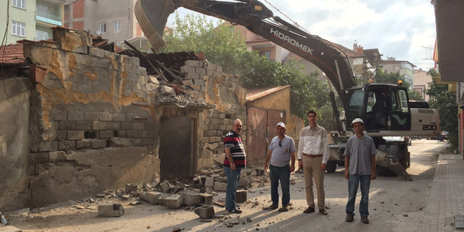 Gemlik’te metruk bina yıkımları sürüyor