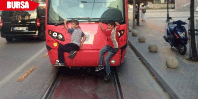 Tramvayda tehlikeli yolculuk