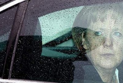 Merkel’in konvoyunda şüpheli araç