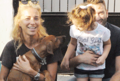 Sokak köpeğini sahiplendi