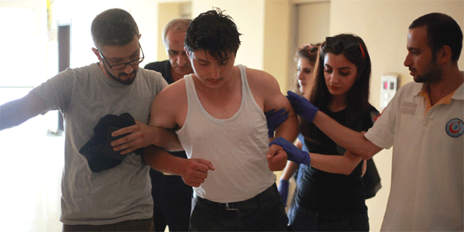 22 katlı binanın asansöründe mahsur kalan genç için seferberlik