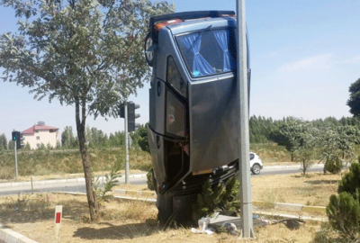 Görenleri şaşırtan trafik kazası