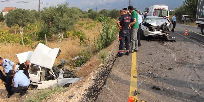 İki otomobil çarpıştı 1’i bebek 2 kişi öldü