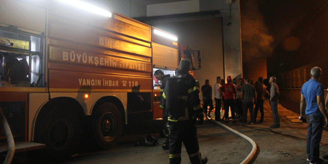 Bursa’da fabrika yangını! 1 itfaiye eri yaralandı