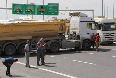 Kamyon sürücüleri 3. köprü yolunu trafiğe kapattı