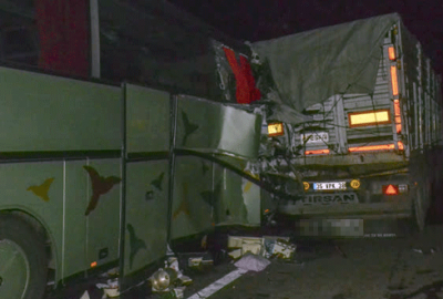 Tur otobüsü TIR’a çarptı: 1 ölü, 38 yaralı