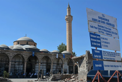 Teröristlerin ateşe verdiği tarihi camide restorasyon