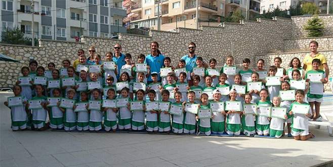 Mudanya’da 475 çocuğun yüzme sevinci