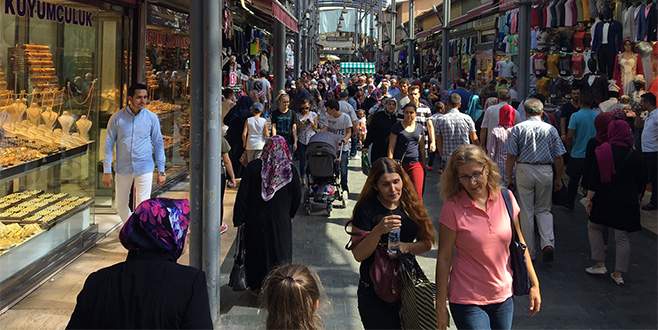 Bursalılar bayram alışverişi için çarşıya akın etti