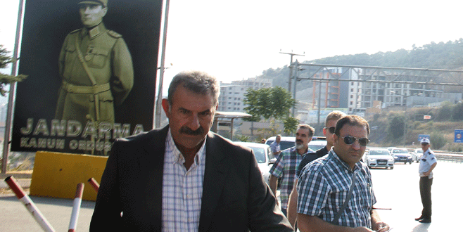 Mehmet Öcalan ve bir avukat İmralı’da