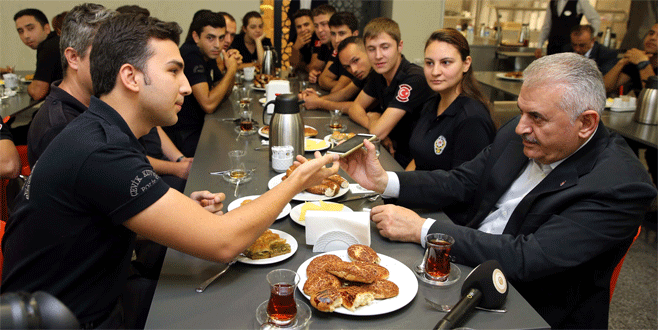Yıldırım polis memuru için telefonda kız istedi