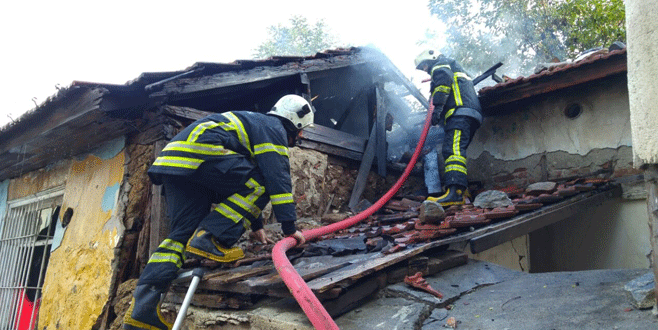Bursa’da evleri yanan aile bayramda sokakta kaldı