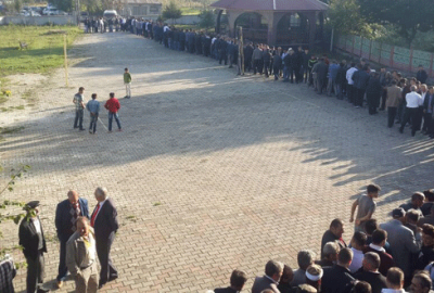 Kapıları kapattı, cemaati bayramlaşmadan bırakmadı!