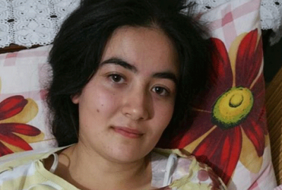 Bahçede oturan genç kıza kurşun isabet etti