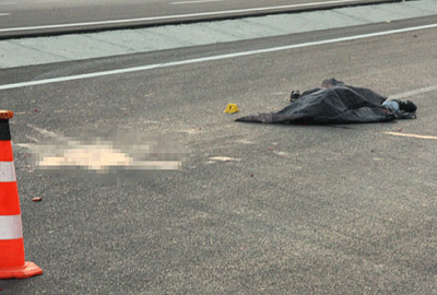 Üzerinden çok sayıda araç geçen yaya feci şekilde can verdi