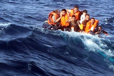 Sürüklenen teknedeki mülteciler aranıyor