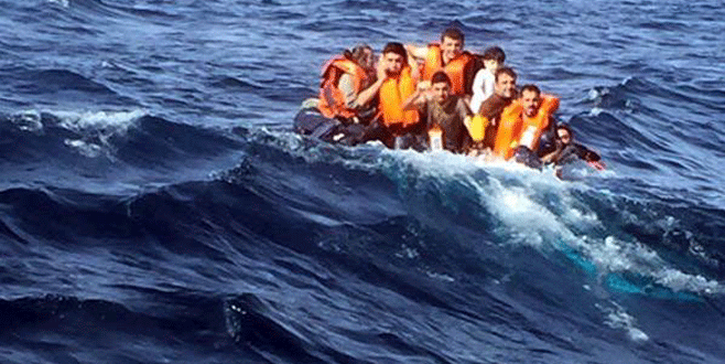 Sürüklenen teknedeki mülteciler aranıyor
