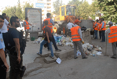 Çöpler polis eşliğinde toplandı
