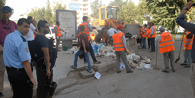 Çöpler polis eşliğinde toplandı