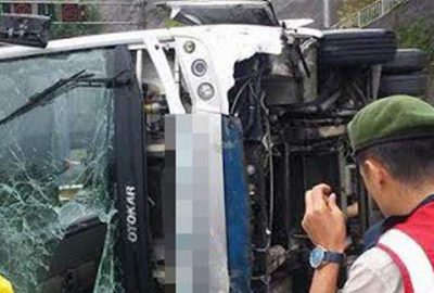 Yolcu otobüsü yan yattı: 24 yaralı