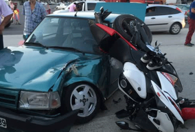 Gelin arabasının önünü kesen otomobile motosiklet çarptı