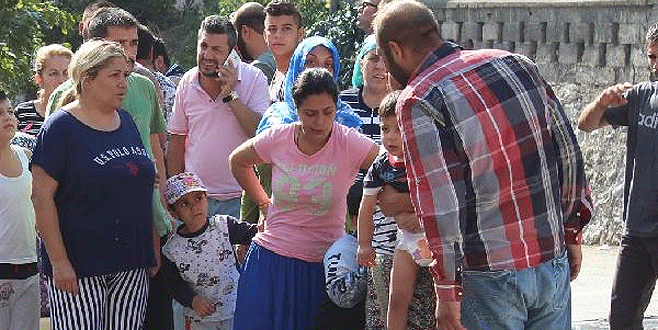 Evde yangını çıkardığı iddiasıyla oğlunu dövmeye kalktı