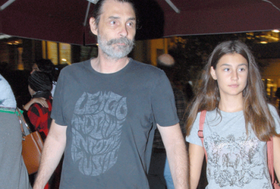 Kızının elini bırakmadı