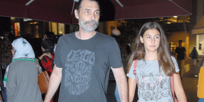 Kızının elini bırakmadı