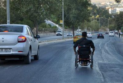 Tekerlekli sandalyeyle otomobillere meydan okudu!