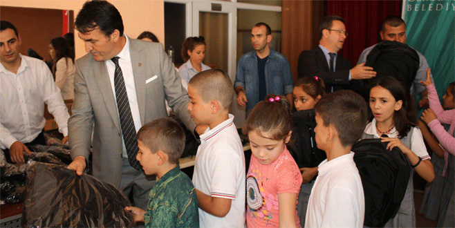 Osmangazi’den öğrencilere çanta, okula kütüphane