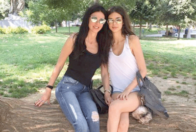 Kızıyla aynı okulda