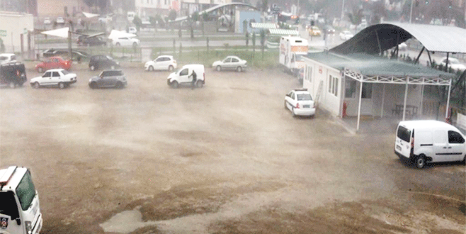Bursa’da şiddetli fırtına ve yağmur hayatı felç etti