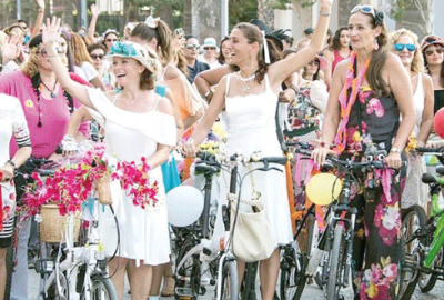 Süslü kadınlar pedal çevirecek