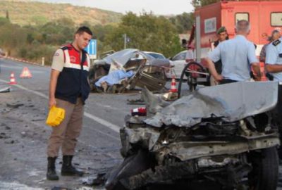 Yolcu minibüsüyle otomobil çarpıştı: 1 ölü, 14 yaralı