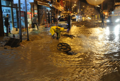 Yarım saatlik yağmur hayatı felç etti