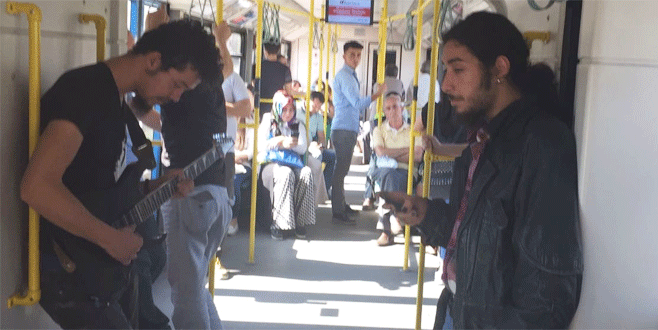 Bursa metrosunda canlı müzik keyfi