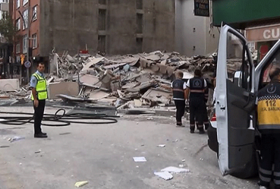 Daha önceden boşaltılmış 5 katlı bina çöktü