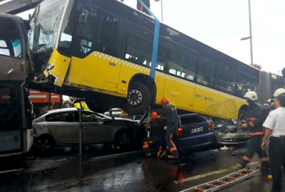 Yoldan çıkan metrobüs kaza yaptı