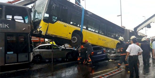 Yoldan çıkan metrobüs kaza yaptı