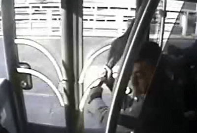 Metrobüsteki şemsiyeli saldırı kamerada